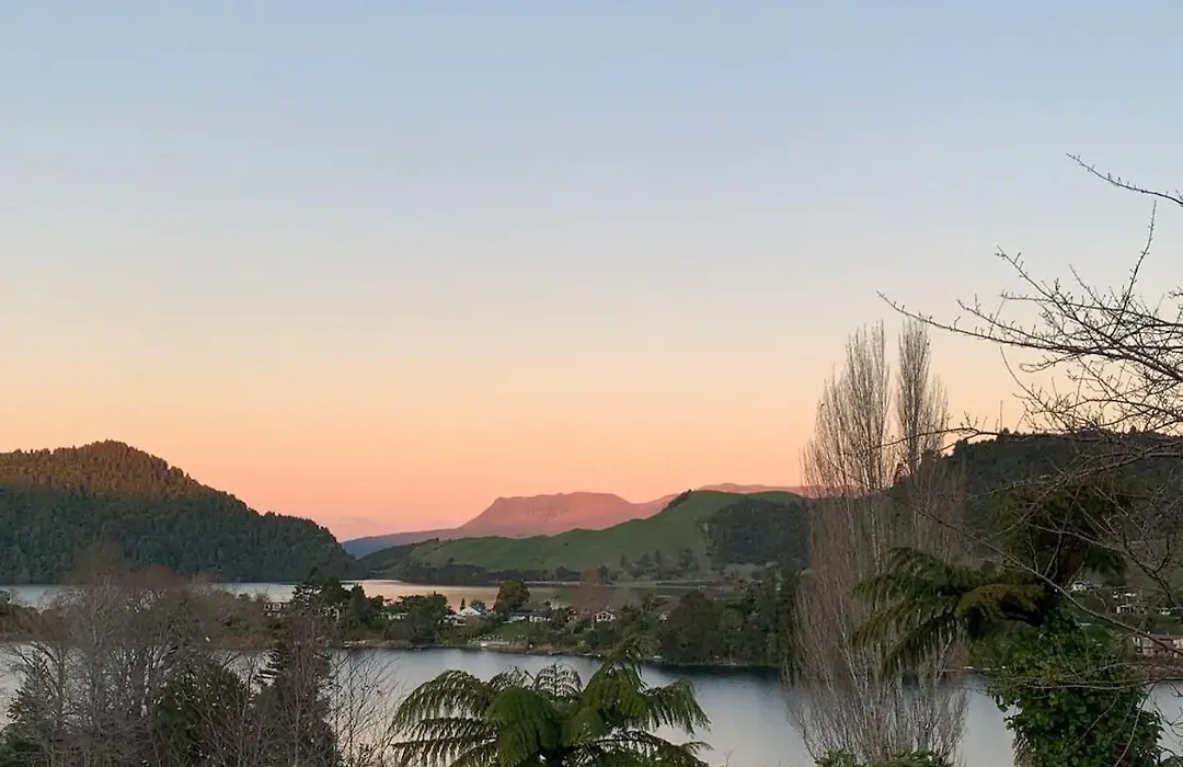 Secluded Lake Okareka Studio Views, Spa, Deck In Rotorua-1