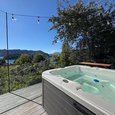 Secluded Lake Okareka Studio Views, Spa, Deck In Rotorua-2