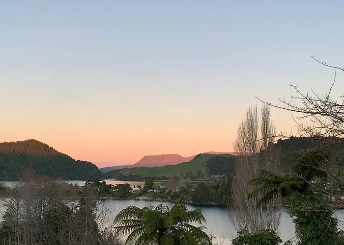 Secluded Lake Okareka Studio Views, Spa, Deck In Rotorua